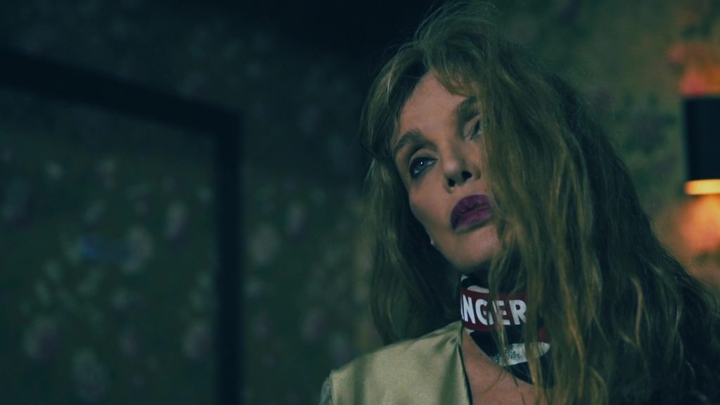 Arielle Dombasle dans le clip "Le Grand Hôtel"