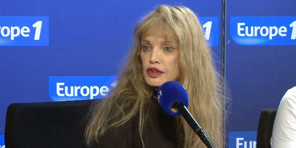 Arielle Dombasle dans les studios d'Europe 1