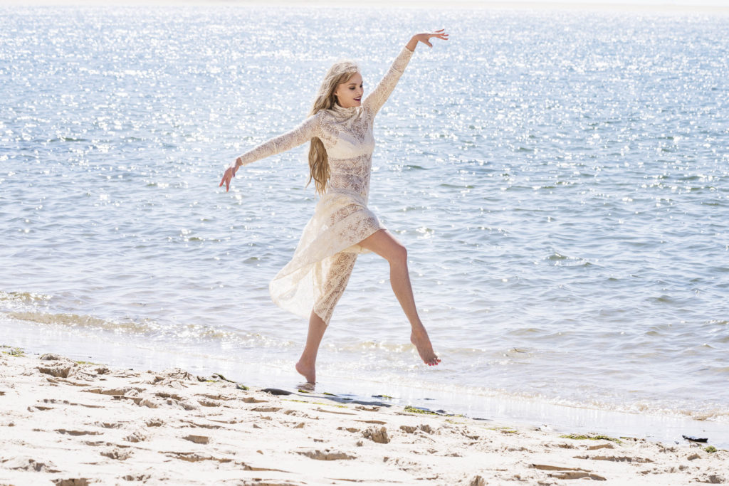 Arielle Dombasle sur la plage pour Paris Match