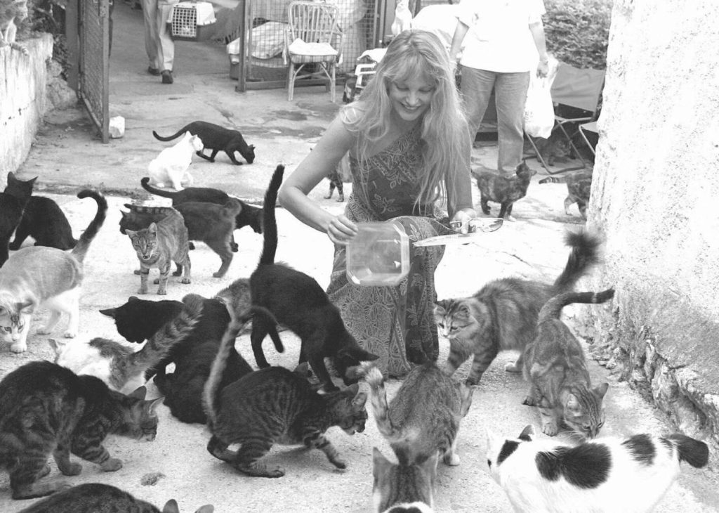 Arielle Dombasle en 2001 au refuge Les Chats de Stella