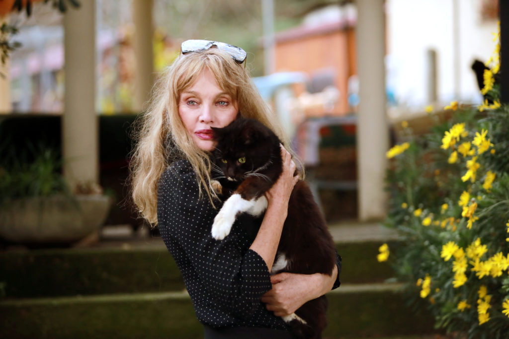 Arielle Dombasle au refuge Les Chats de Stella à Vence