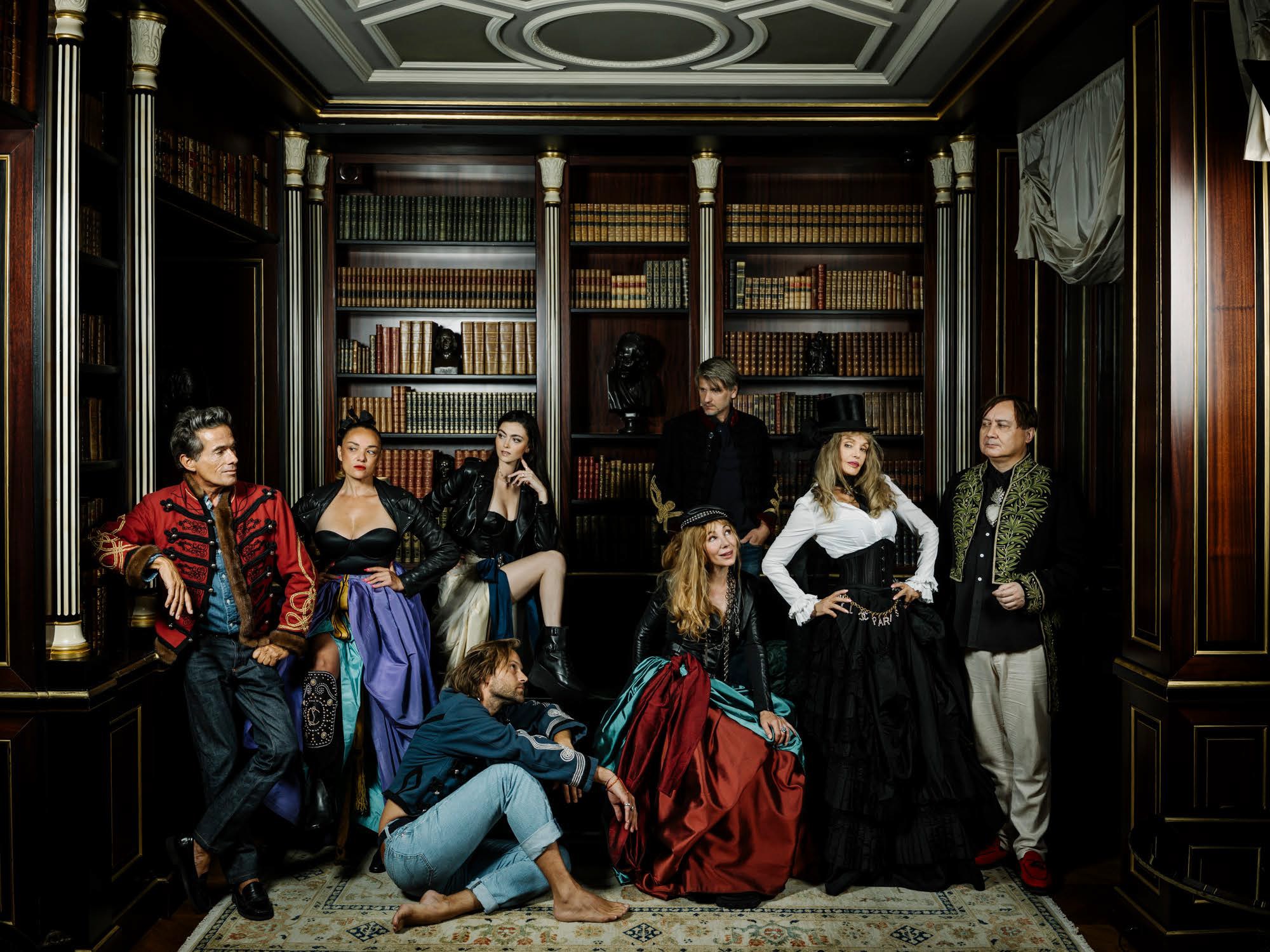 Arielle Dombasle : Arielle Dombasle, cheffe de bande (Paris Match